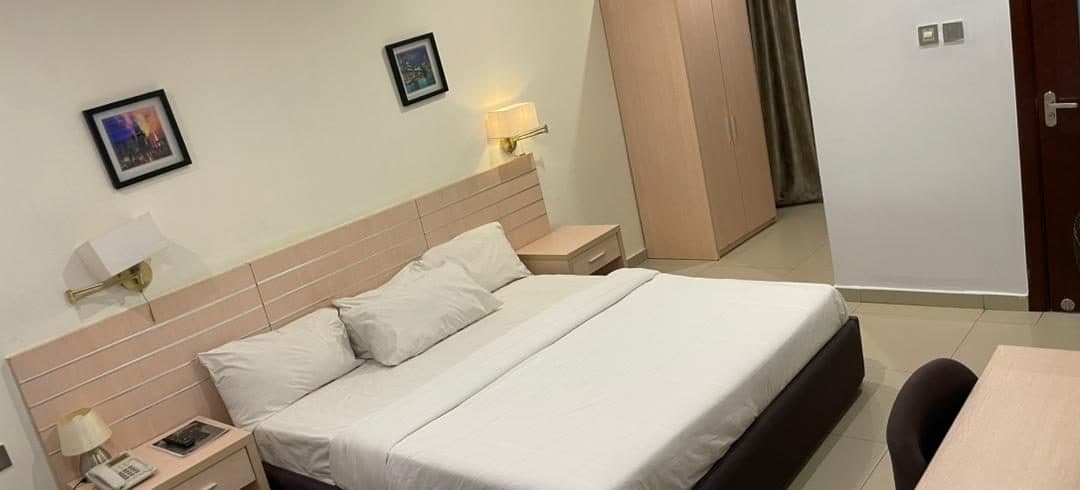 DELUXE KING SIZE ROOM